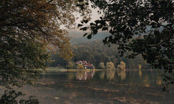 Beautiful autumn scene of a lakeside house surrounded by forest in Bolu, Türkiye. - Photo by Berna on Pexels
